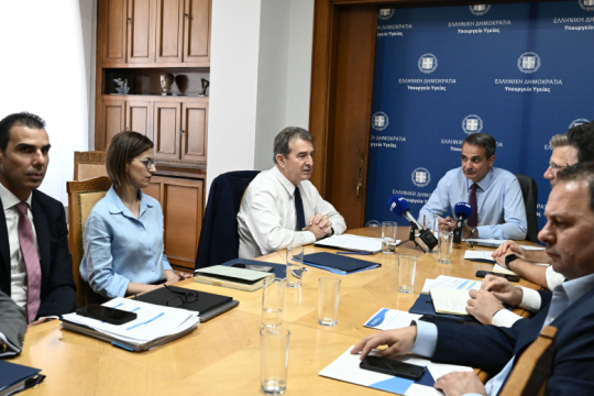 Μέσω ΠΝΠ με στρατό και πυροσβέστες κρύβει τα τεράστια κενά στο ΕΚΑΒ