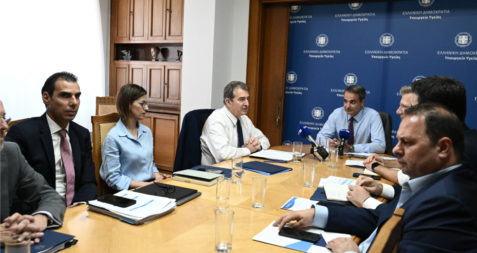 Μέσω ΠΝΠ με στρατό και πυροσβέστες κρύβει τα τεράστια κενά στο ΕΚΑΒ