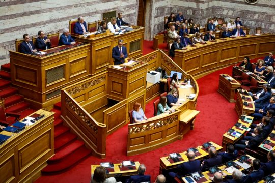 Ψήφος εμπιστοσύνης για την κυβέρνηση που έκλεισε τα αυτιά της στην κριτική