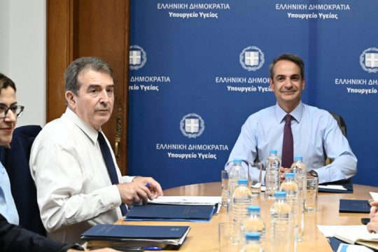 «Μπαλώματα» διετίας ενώ το ΕΣΥ καταρρέει