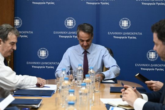 Πυροσβέστες στο ΕΚΑΒ και στο βάθος ιδιώτες