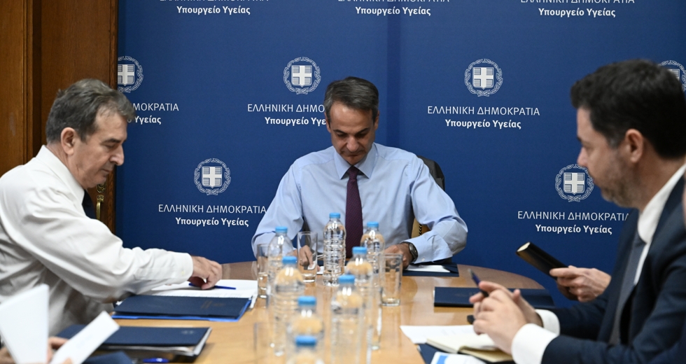 Πυροσβέστες στο ΕΚΑΒ και στο βάθος ιδιώτες