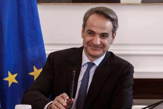 Πρόωρη αποπληρωμή χρέους και επενδυτική βαθμίδα τάζει ο «θαυματουργός» Μητσοτάκης