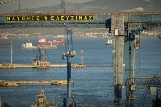Εύλογα ερωτήματα και αντιδράσεις για τον θάνατο καρδιοπαθή εργάτη μέσα σε βάρκα
