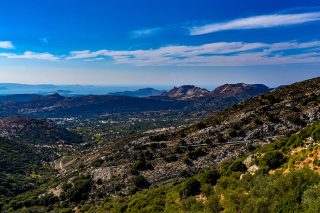 Ενα παιδί που με κοιτά από μακριά να φεύγω