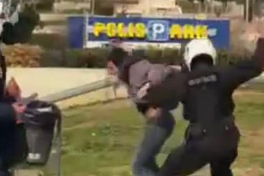 Ομόφωνα ένοχοι οι δύο αστυνομικοί για τον ξυλοδαρμό στη Νέα Σμύρνη