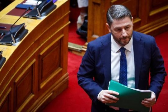 Υψηλοί τόνοι για τις υποκλοπές, άνοιγμα για αναθεώρηση του Συντάγματος