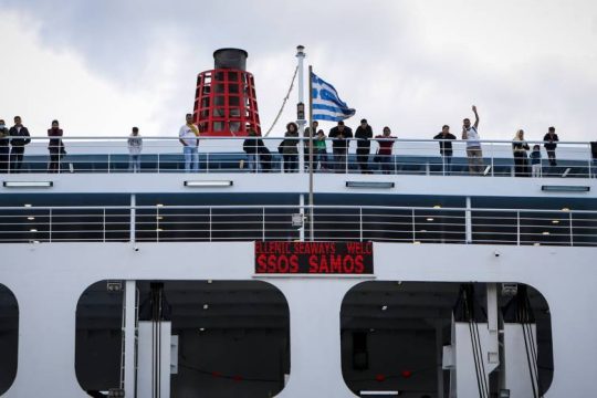Το «Νήσος Σάμος» προσέκρουσε στο λιμάνι της Χίου
