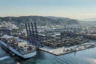 Στον Πειραιά το γιγάντιο «OOCL Piraeus»