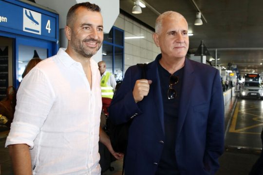 Περιμένει απαντήσεις