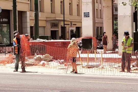 Βάζουν εργάτες του Δήμου Αθηναίων να δουλεύουν στο λιοπύρι παρά τις απαγορεύσεις