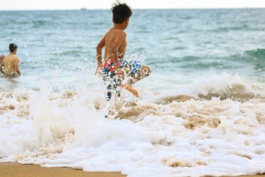 Γονείς & Παιδιά: Συμβουλές για ασφαλείς βουτιές στη θάλασσα