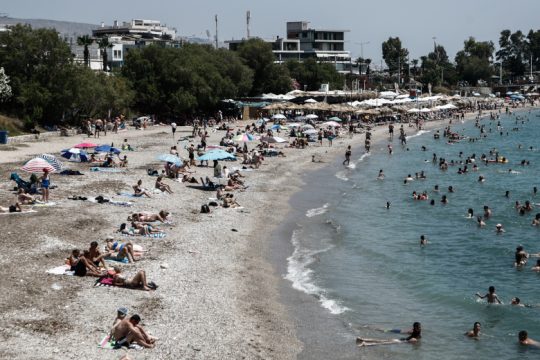«Φωτιά» οι καλοκαιρινές βουτιές: Οι τιμές στις ξαπλώστρες ξεφεύγουν