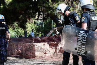 Εστειλε πρώτα τα ΜΑΤ και καταγγέλλει «κύμα μίσους»