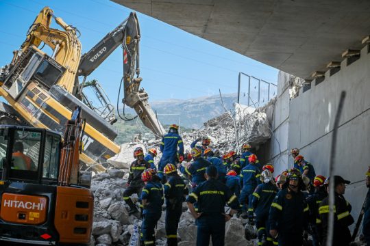 Οργή και ερωτήματα για την κατάρρευση της γέφυρας στην Πάτρα