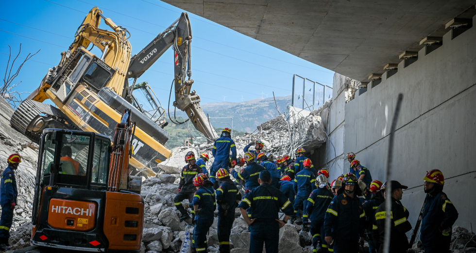 Σοκαριστικό βίντεο από την κατάρρευση της γέφυρας στην Πάτρα