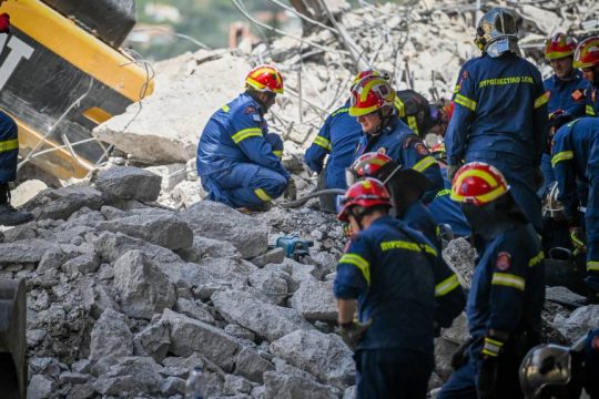 Έρευνες στα συντρίμμια μετά τη θανάσιμη κατεδάφιση