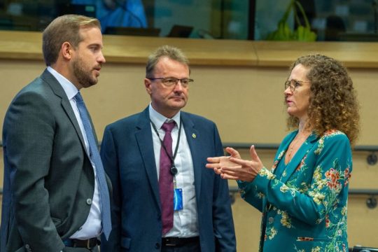Αιχμές Ιντ’ Βέλντ κατά Κομισιόν: Θα κάνουν τίποτα για τα κακόβουλα λογισμικά;