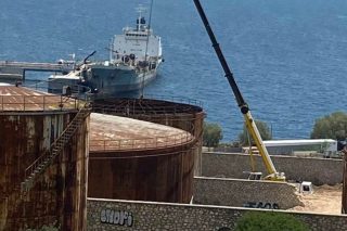 Ξηλώνονται οι ανενεργές δεξαμενές των ΕΛΠΕ