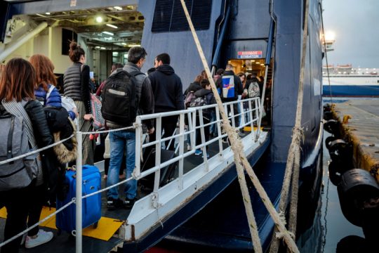 Εκπτώσεις για λίγους και υπό όρους στα ακτοπλοϊκά