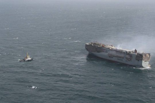 Φορτηγό πλοίο έπιασε φωτιά στ' ανοιχτά της Ολλανδίας