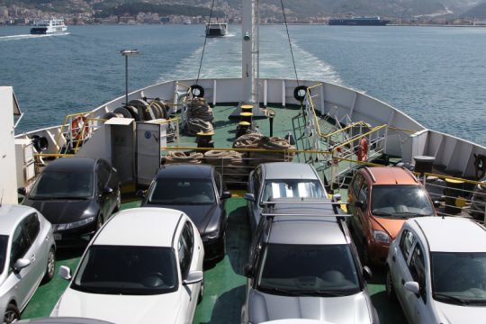 Τραυματισμός ηλικιωμένης κατά το παρκάρισμα οχήματος μέσα σε πλοίο