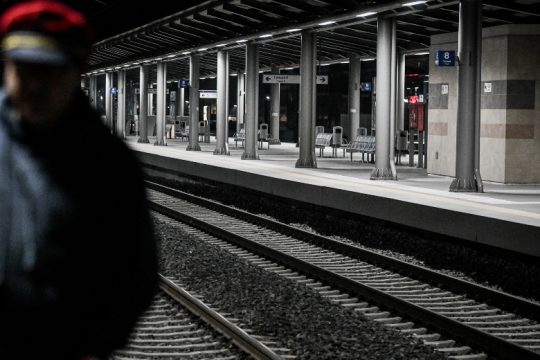 Νεκρός ο άνδρας που έπεσε στις γραμμές του προαστιακού στην Κάντζα