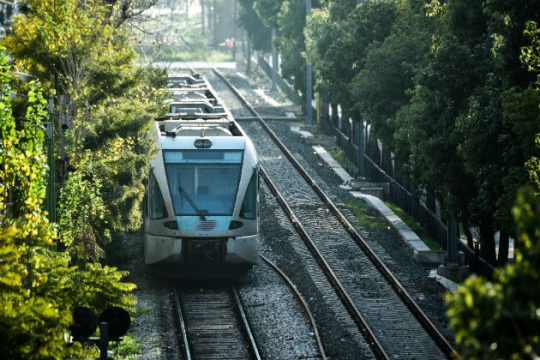 Συνεχίζονται τα προβλήματα στον προαστιακό λόγω της πυρκαγιάς