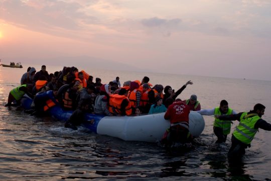 Ευρωβουλευτές από 5 ομάδες ζητούν να δοθεί επιτέλους προτεραιότητα στις ανθρώπινες ζωές στη Μεσόγειο