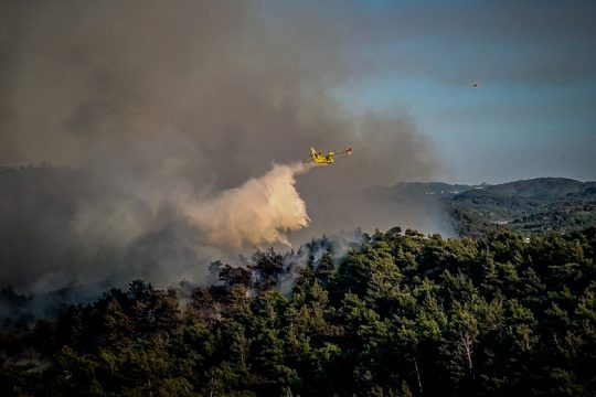 Αναζωπυρώσεις σε Δυτική Αττική και Λακωνία – Μαίνεται η μάχη με τις φλόγες