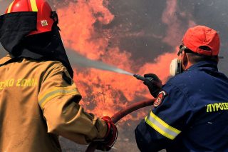 Στο έλεος της πύρινης κόλασης και του 112 η χώρα