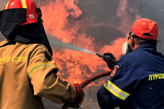 Στο έλεος της πύρινης κόλασης και του 112 η χώρα