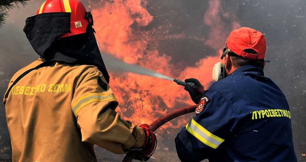 Στο έλεος της πύρινης κόλασης και του 112 η χώρα
