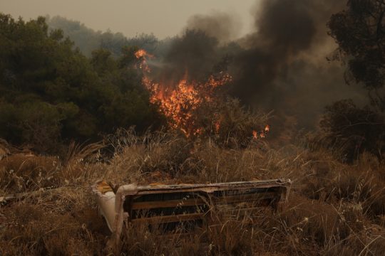 Αγώνας για να ελεγχθούν τα μέτωπα σε Αττική, Ρόδο και Λακωνία