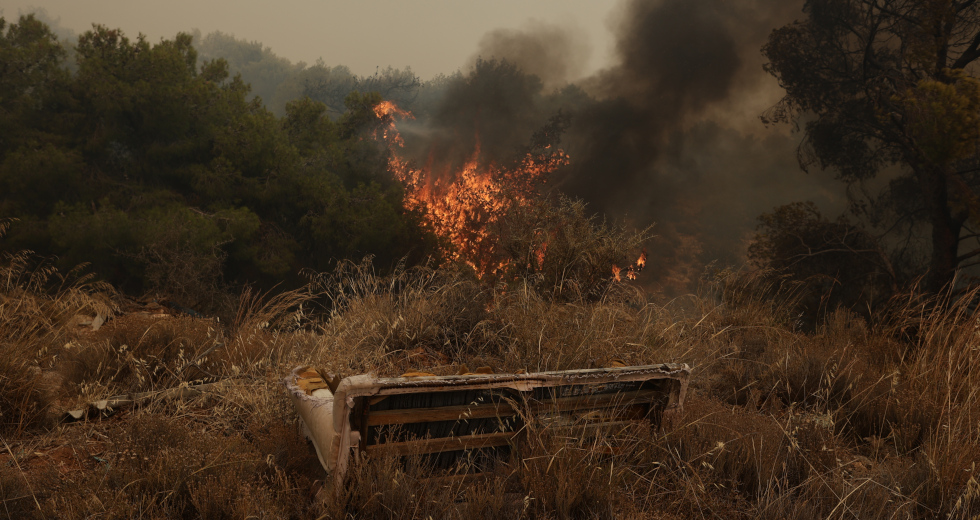 Αγώνας για να ελεγχθούν τα μέτωπα σε Αττική, Ρόδο και Λακωνία