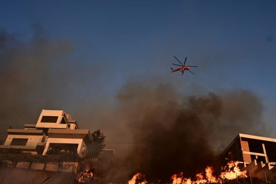 «Απουσία πυροσβεστικών εναέριων μέσων. Εδρασαν καθυστερημένα και ελάχιστα»