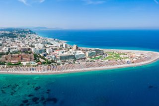 Οι «αδιάβροχοι» εργαζόμενοι και το ρεσιτάλ αυθαιρεσίας στο νησί των ιπποτών