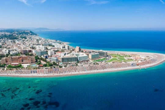 Οι «αδιάβροχοι» εργαζόμενοι και το ρεσιτάλ αυθαιρεσίας στο νησί των ιπποτών