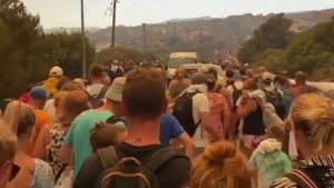 Καρέ-καρέ οι ώρες αγωνίας κατοίκων και τουριστών στη Ρόδο