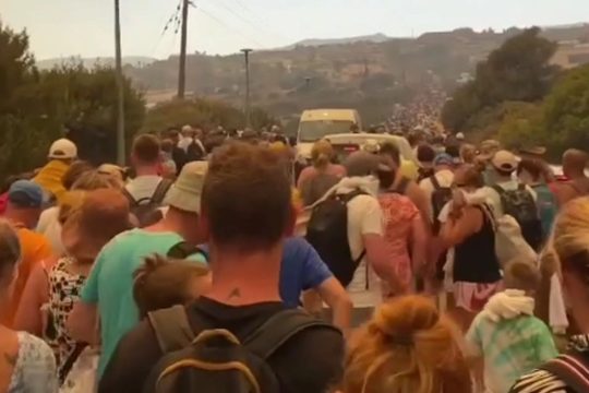 Πλήγμα στον τουρισμό: Από τις εκκενώσεις στις μαζικές ακυρώσεις