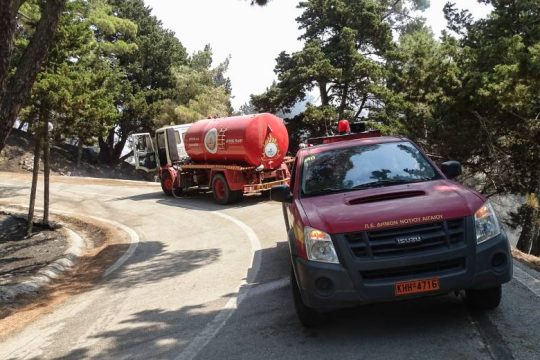 Ανεξέλεγκτο το πύρινο μέτωπο στη Ρόδο – Εκκένωση δύο ακόμη χωριών
