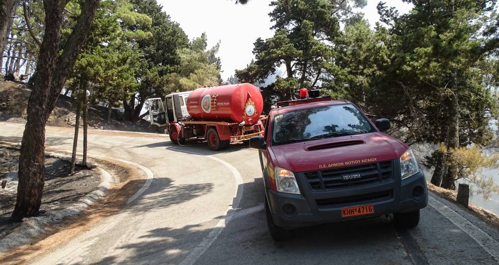 Ανεξέλεγκτο το πύρινο μέτωπο στη Ρόδο – Εκκένωση δύο ακόμη χωριών