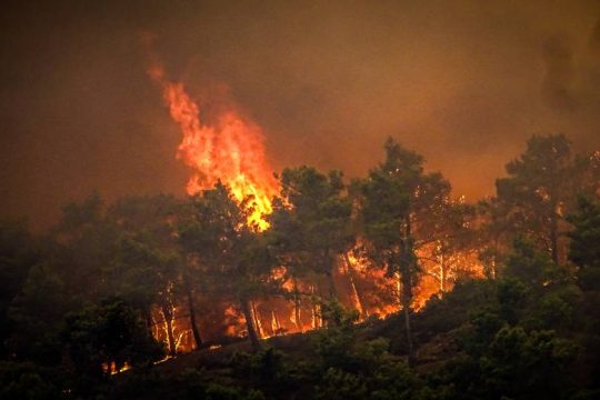 Γιατί έλαβε ανεξέλεγκτη διάσταση η φωτιά στη Ρόδο