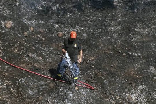 Στο έλεος των πυρκαγιών και του καύσωνα η χώρα