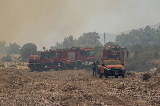Πύρινη κόλαση σε Ρόδο και Κέρκυρα – Τραγωδία στην Κάρυστο