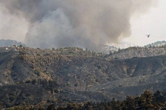 Ανεξέλεγκτο μέτωπο πάλι στη Ρόδο, ανησυχία και στη Λακωνία