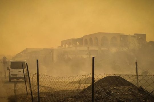Μπαράζ καταγγελιών κατοίκων και εθελοντών στη Ρόδο, μεγάλη αλληλεγγύη στους τουρίστες