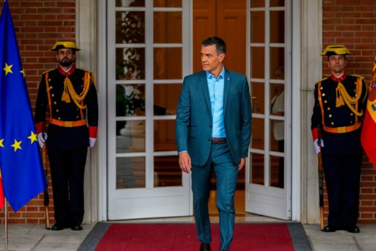 Επιχειρεί ντεμαράζ, μειώνει τη διαφορά