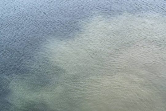 Πλοίο που εκτελεί εργασίες για το LNG απέρριπτε βοθρολύματα σε περιοχή Natura