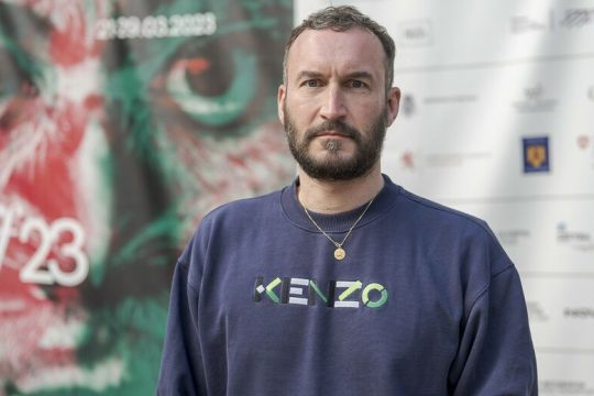 «Η άρχουσα τάξη στη Γαλλία φθίνει· έρχονται οι νέοι και είναι οργισμένοι»